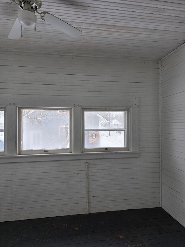 Building Photo - Large Home in Bowling Green