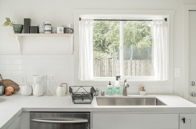 Building Photo - Charming Downtown Vancouver Bungalow