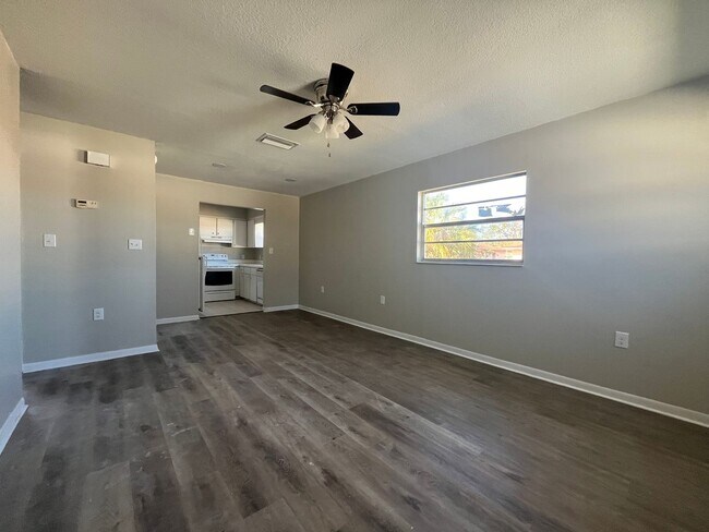 Building Photo - 2 bed/ 1 bath duplex