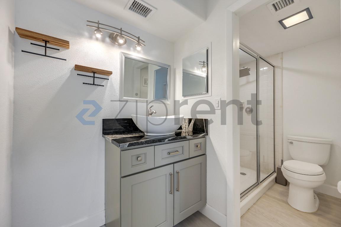 Building Photo - Unit 6