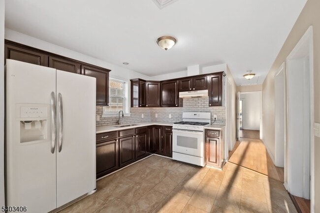 Building Photo - 110-PT112 Redwood Ave