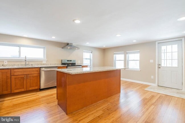 Building Photo - 329 Hillcrest Ave