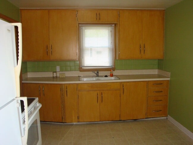 Building Photo - 3 Bedroom, 2 Bath Single Family Home in Quiet Kenosha Neighborhood