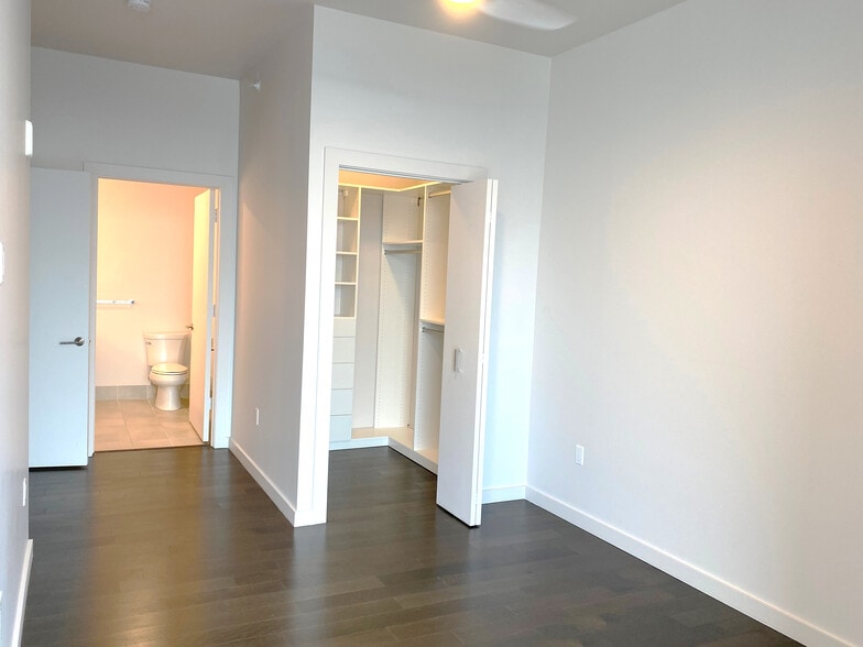 4301 Primary Closet to Bath - 515 Church St