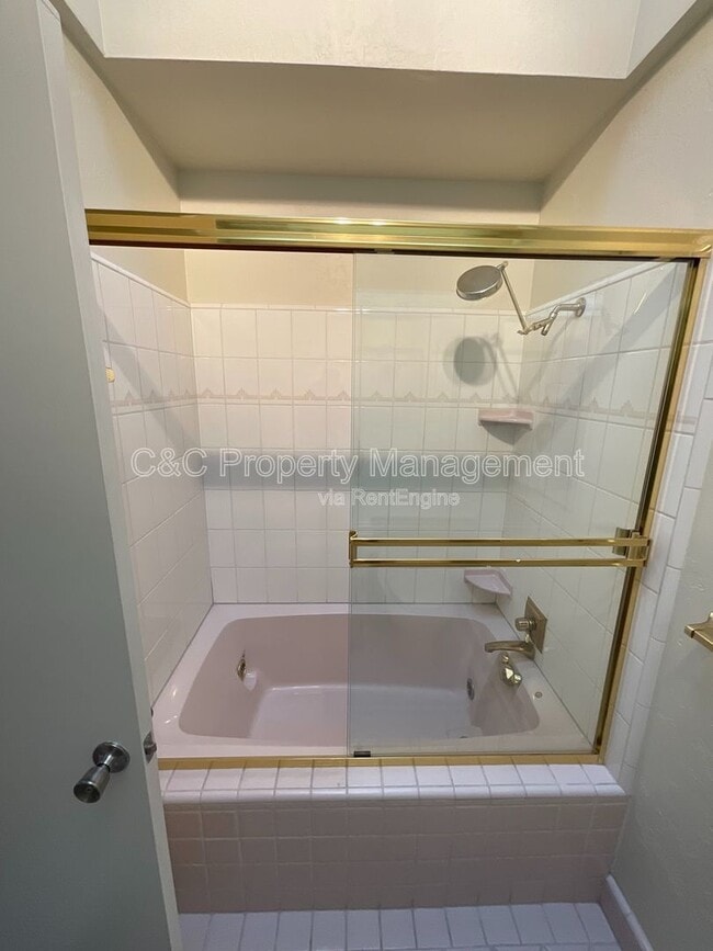 Building Photo - 1426 Ormsby Dr