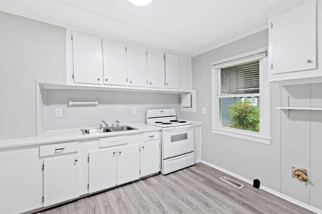 Building Photo - Charming 3BR Ranch Home Minutes from Downtown Smithfield!