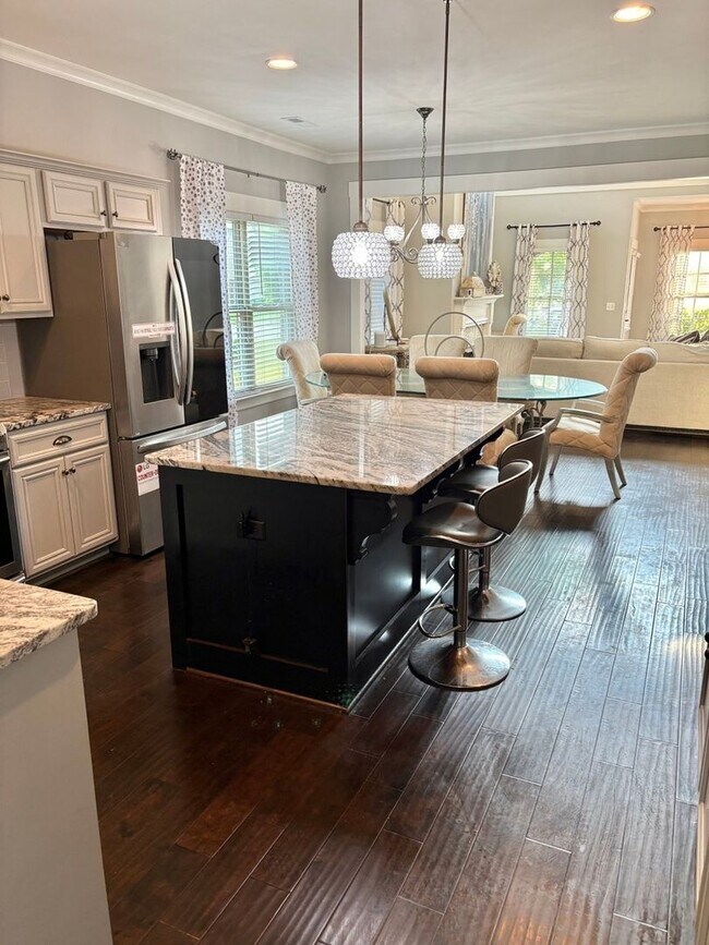 Building Photo - 1013 Edgewater Ln