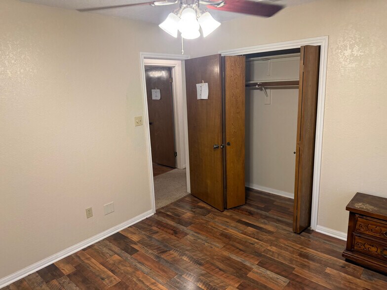 Building Photo - Room in House on Magic Hill Dr