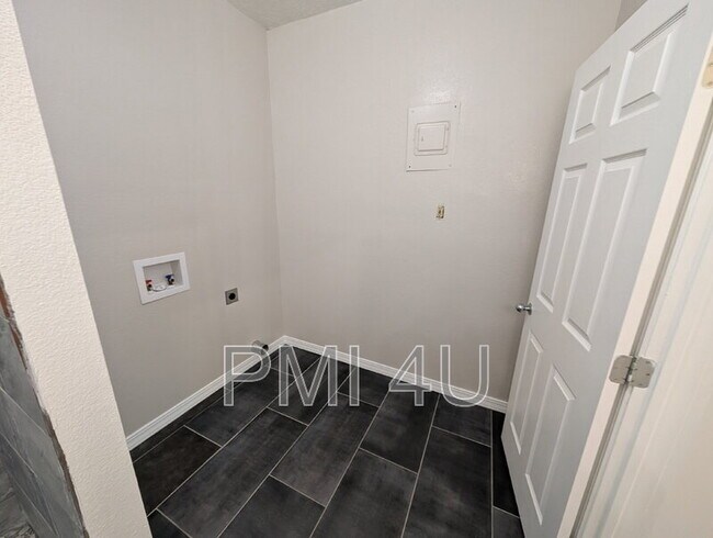 Building Photo - 917 8th St SW