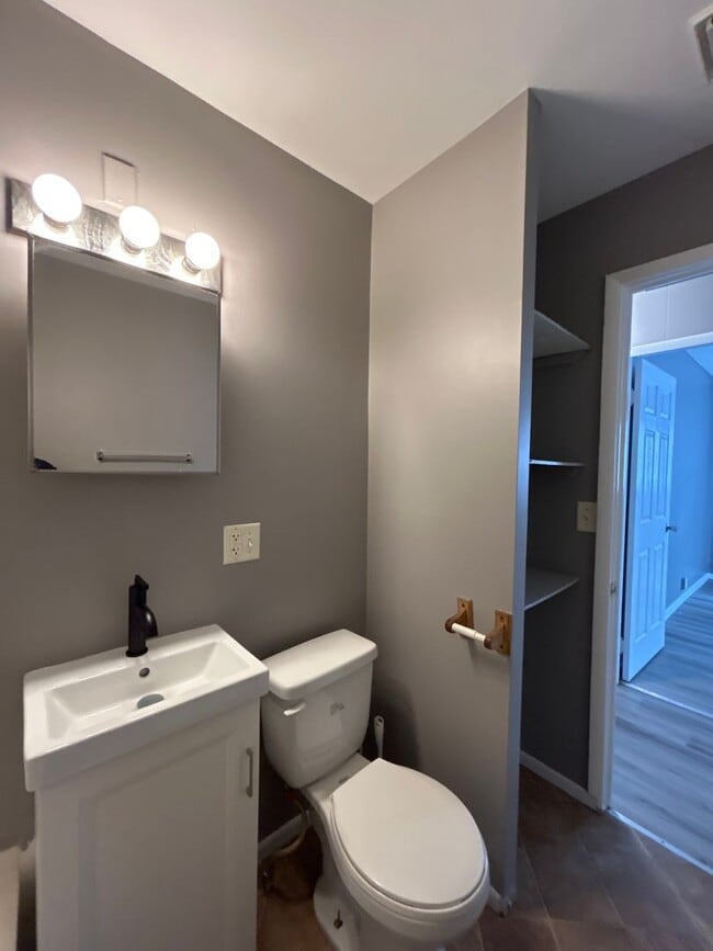 Building Photo - Updated 2-Bedroom, 1-Bathroom Home in Sout...