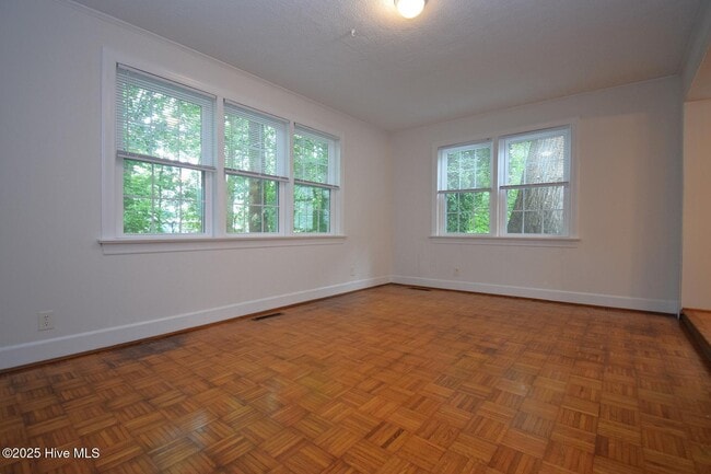 Building Photo - 1415 N Overlook Dr