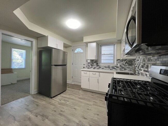 Building Photo - Now showing this updated 3BR 1.5 bath house!