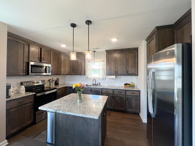 Building Photo - Charming Ranch-Style Home on a Large Corne...