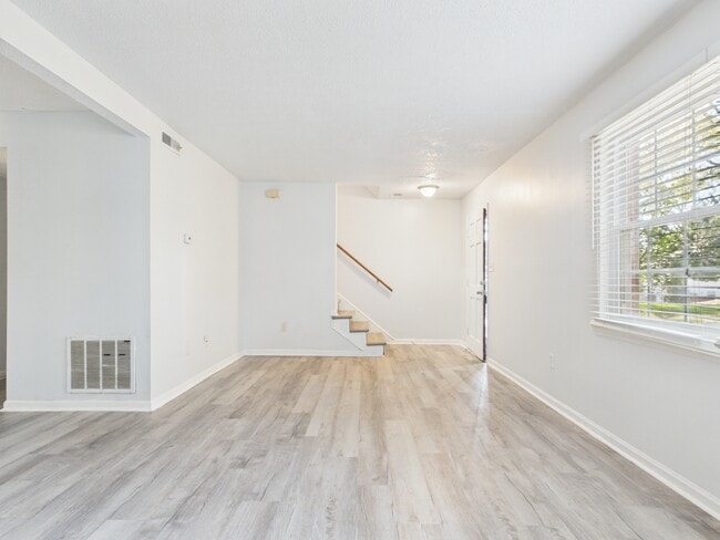 Building Photo - 8811 Hunter Ridge Dr