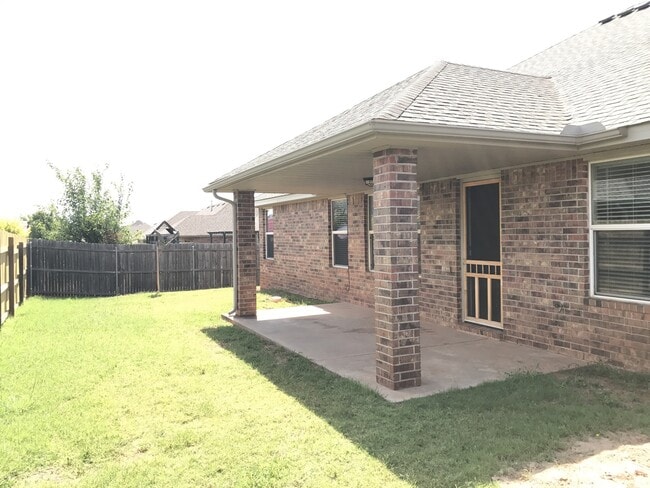 Building Photo - 4 bd/2 ba - Yukon adress - Mustang Schools