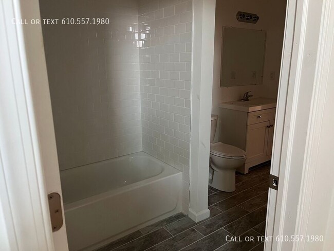 Building Photo - Spacious 1 Bedroom Apartment with Updated ...