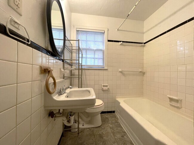 Building Photo - 1705 NW 40th St