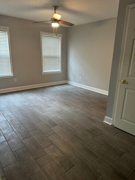 Building Photo - 104 Camellia Ct