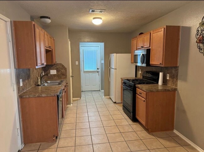 Building Photo - 10906 View Pointe Ln