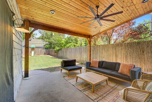 Building Photo - Fully Furnished Maple Ridge Home
