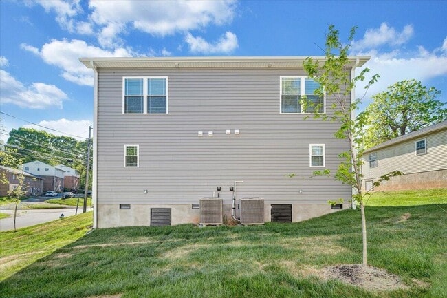 Building Photo - 1702 Baldwin Ave NE