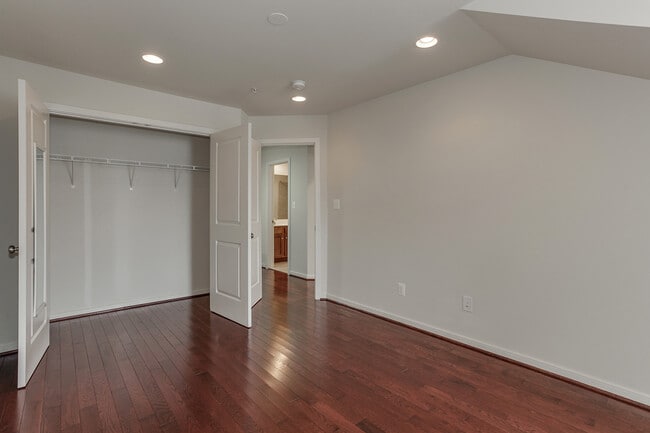 Building Photo - Gorgeous Townhome/Great Location!