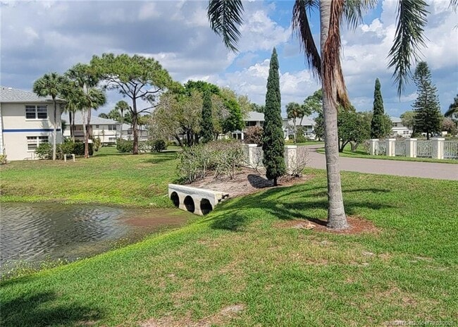 Building Photo - 1524 SE Royal Green Cir