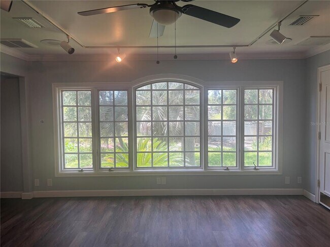 Building Photo - 976 SW Hamlet Cir