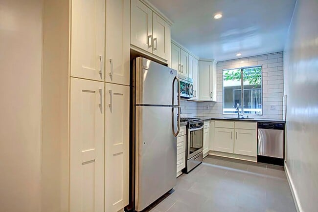Building Photo - 1623 N Formosa Ave
