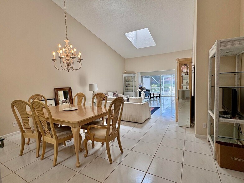 Building Photo - 7702 Majestic Palm Dr