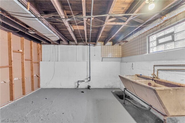 Building Photo - 1145 E 167th St