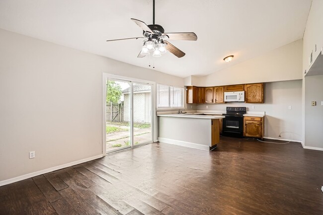 Building Photo - 8314 Kensington Dr