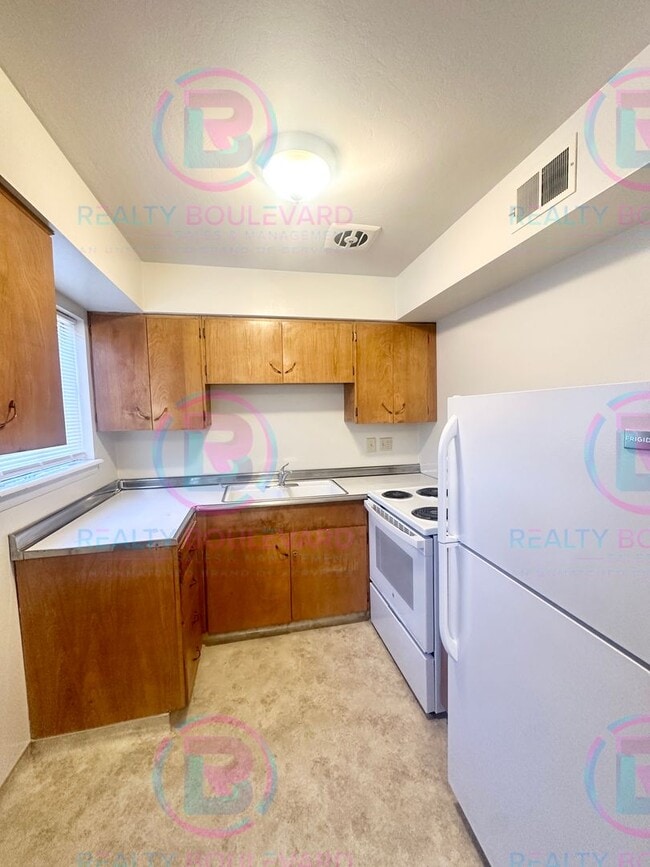 Building Photo - Delightful One-Bedroom + Office Near Idlewild Park