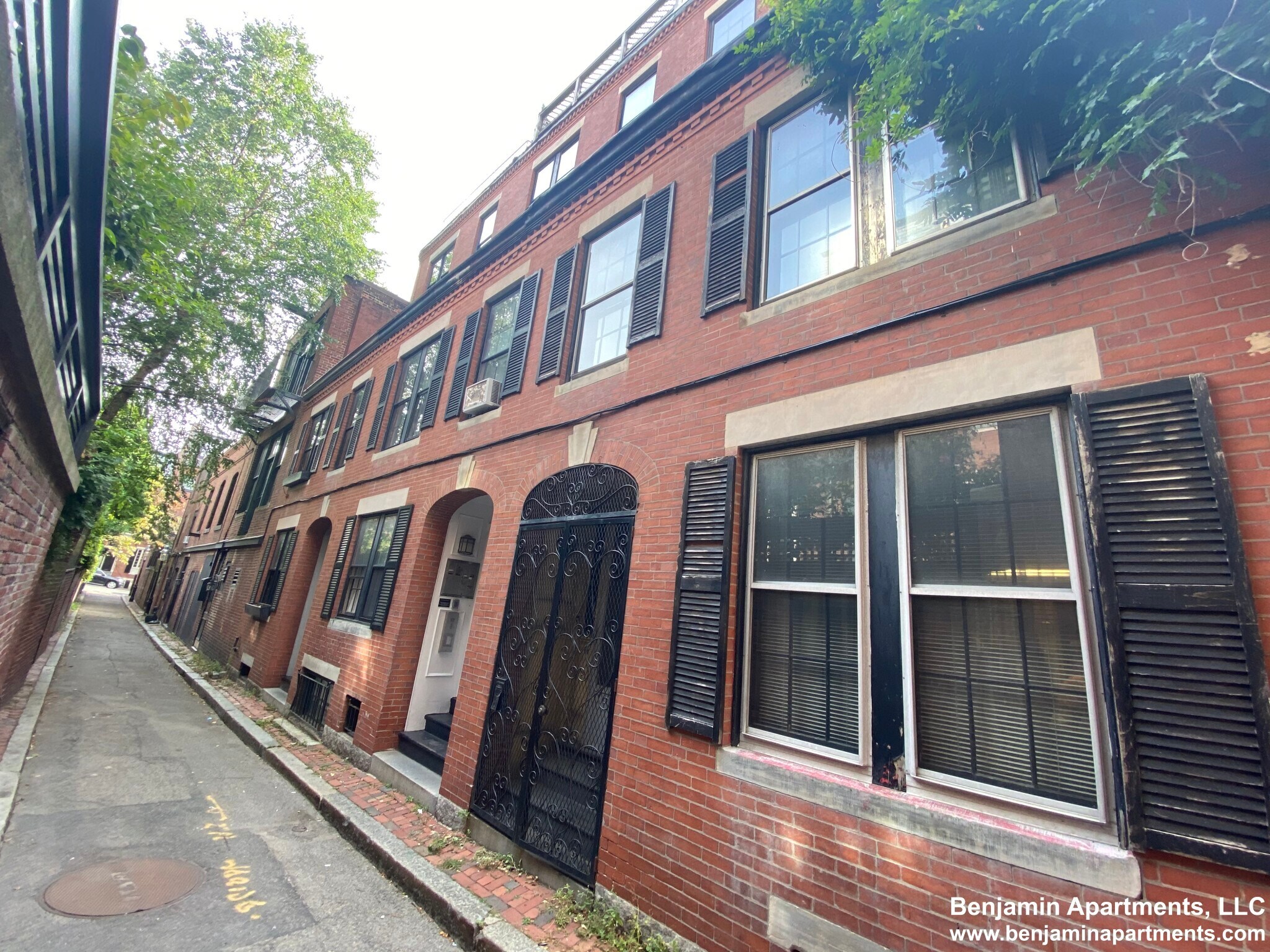 Building Photo - 16 Cedar Ln Way