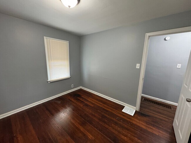Building Photo - 2342 E Legrande Ave