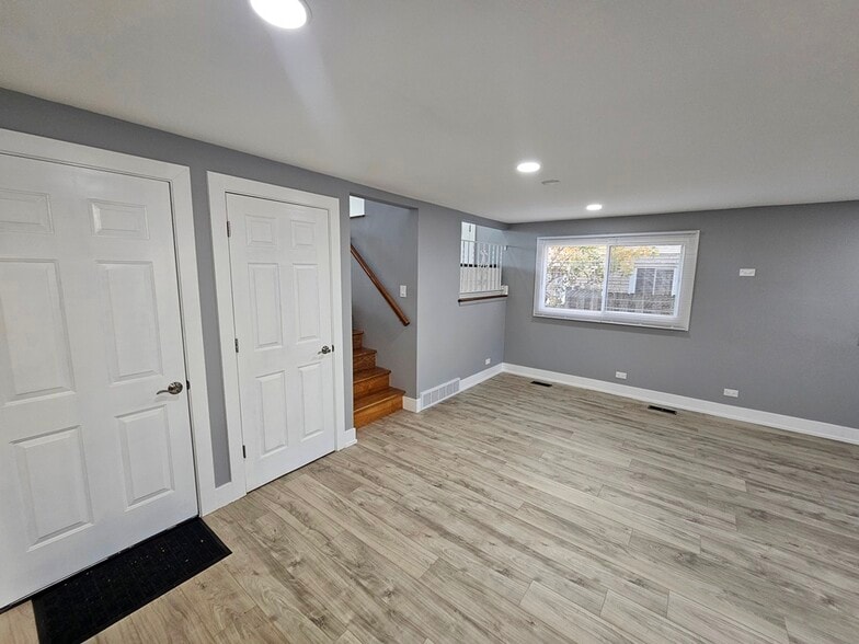 Building Photo - 1535 E Jane Ave