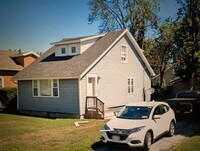 Building Photo - (2) bedroom Single Family Home with Open Layout, Close to Beaches and Lake!