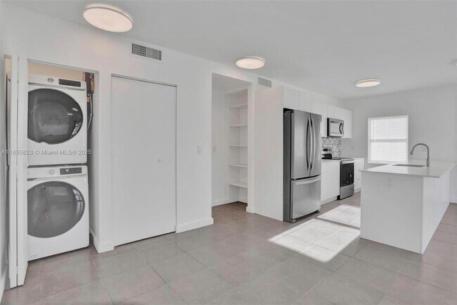 Building Photo - 2 bedroom in Hallandale FL 33009