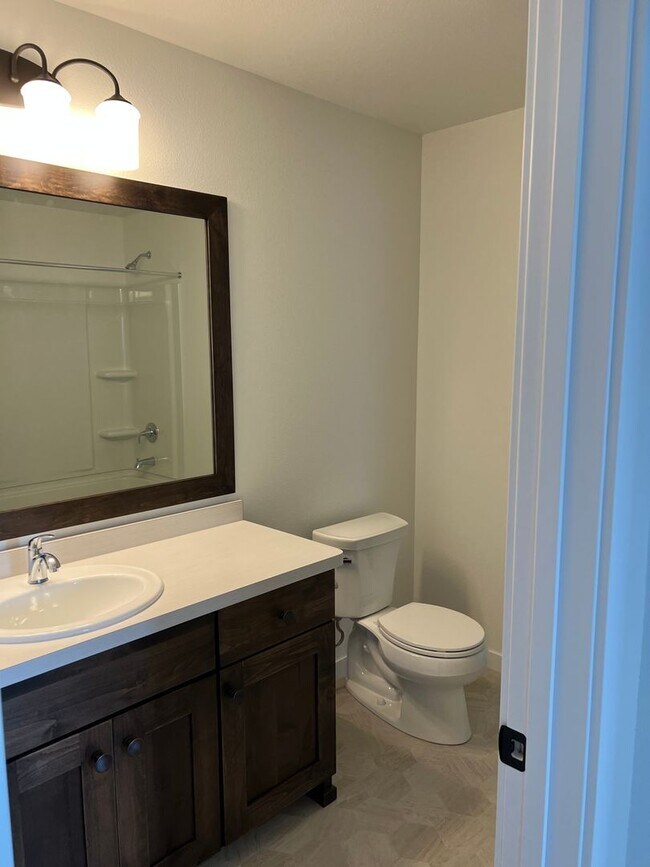 Building Photo - 3 Bed 2 Bath Single Family Home