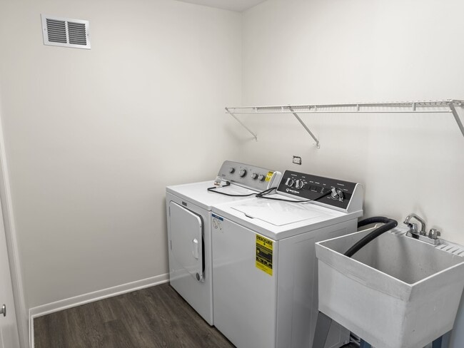 Building Photo - 3320 Lakewood Ct