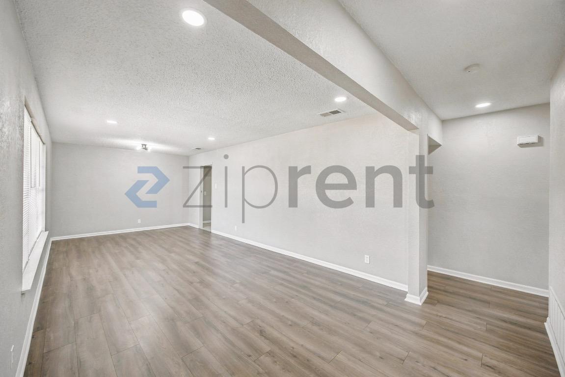 Building Photo - Unit