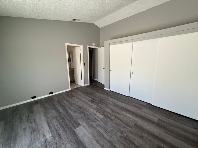 Building Photo - 4 bedroom 2 bath!