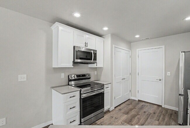 Building Photo - 3 bedroom - Date St