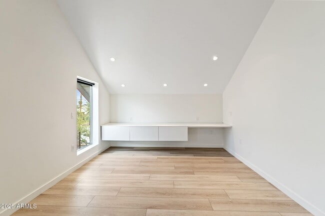 Building Photo - 1337 E Polk St