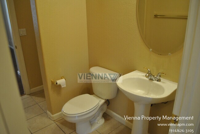 Building Photo - Beautiful 4 Bedroom + Study in Desirable Neighborhood