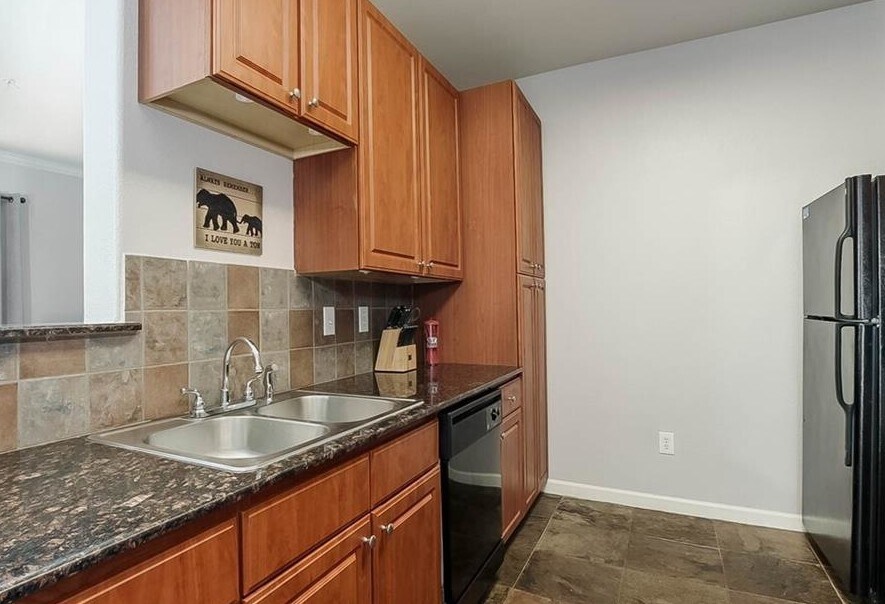 Building Photo - 600 13th St E