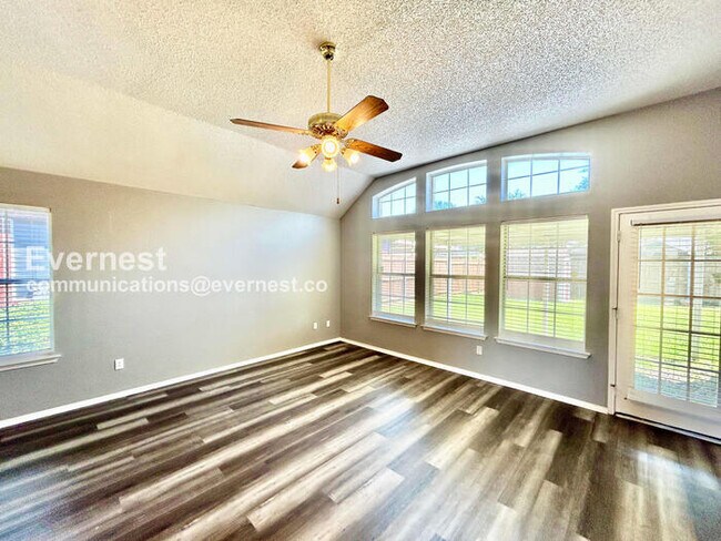 Building Photo - 3 Bed, 2 Bath with Fenced Yard & Garage / Pet-Friendly / Available Now!