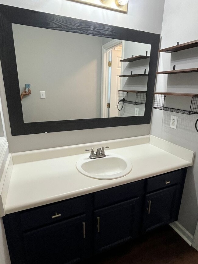 Building Photo - Stunning Tri-level Home on Cul-de-sac