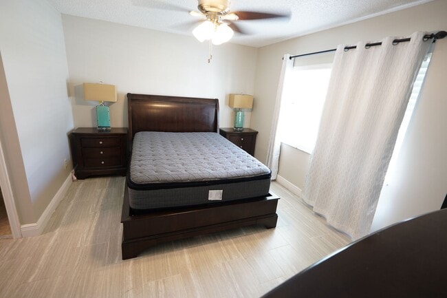 Building Photo - Renovated 2/2 in quite 55+ community