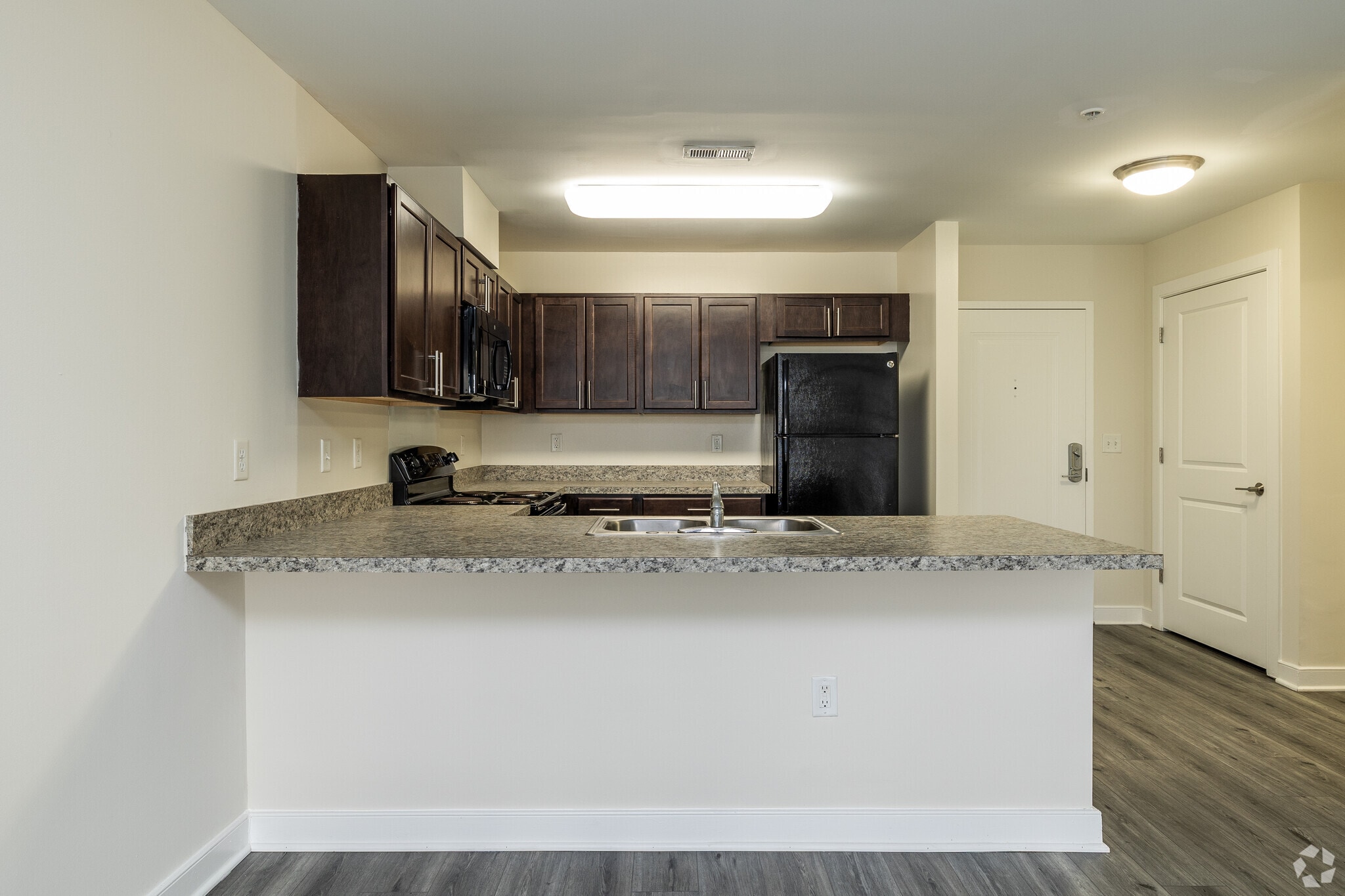 1BR, 1BA - 737SF - Kitchen - Mulberry at Park